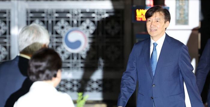 조국, '지역구 금배지' 노릴까…내년 보궐선거 '가능성 세 가지'