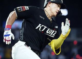 경기 중 실려나간 KT 안현민…1차 검진서 근육 뭉침 진단