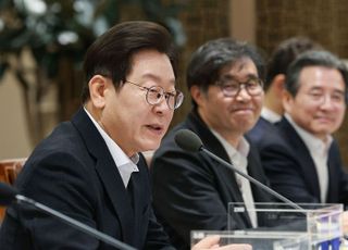 李대통령 "가을 수확 위해 빌려다 씨 뿌려야"…정부 재정 운용 어디로