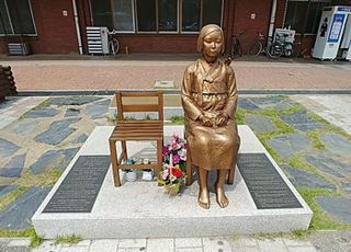 광복절 당일 '평화의 소녀상'에 우산 비닐 씌운 50대 적발