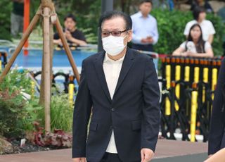 김건희특검, '통일교 청탁' 건진법사 첫 소환…샤넬백 행방 추궁