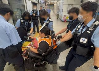 슬롯사이트 추천 불법 시위에 명동역 1시간 무정차 통과…활동가들 강제 퇴거