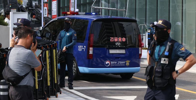[속보] 특검팀 "김건희 구속 후 2차 조사 종료…오후 4시37분 퇴실"