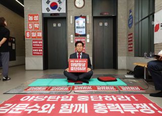[현장 인터뷰] '철야농성 엿새째' 가부좌 튼 김문수…"정권 지르기? 감옥서 개발한 운동"