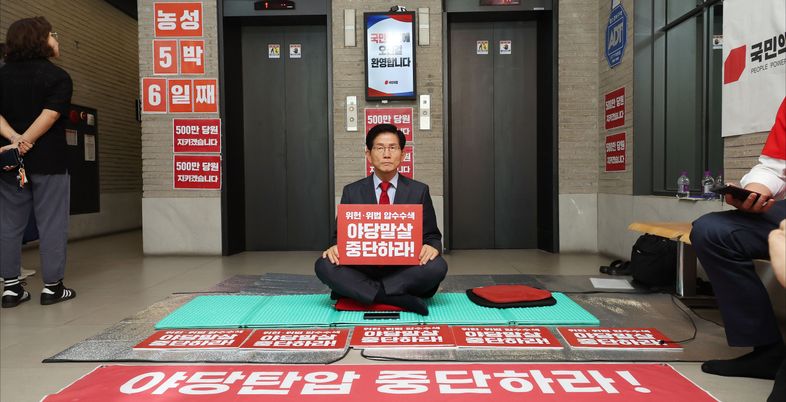 [현장 인터뷰] '철야농성 엿새째' 가부좌 튼 김문수…"정권 지르기? 감옥서 개발한 운동"
