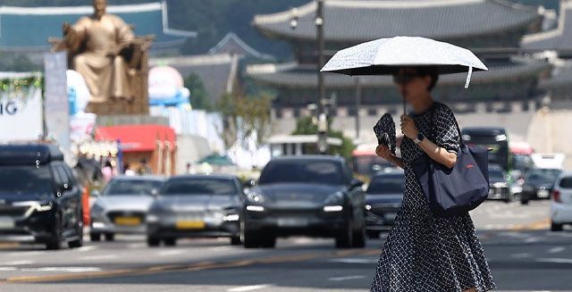 체감온도 33도 '무더위' 내륙 소나기...여름철 다한증 관리 방법 [오늘 날씨]