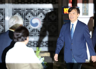 조국, 출소 후 첫 일정은 DJ묘역 참배…향후 행보는