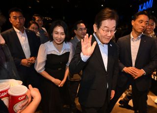 “복을 스스로 걷어찬 정권”…빠른 허니문 끝나자 지지율 급락
