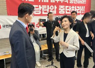 [현장] "안경을 좀 바꾸셔" 김문수 찾은 설난영, '잉꼬 부부' 사이의 잔소리