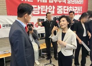 [현장] "안경을 좀 바꾸셔" 김문수 찾은 설난영, '잉꼬 부부' 사이의 잔소리
