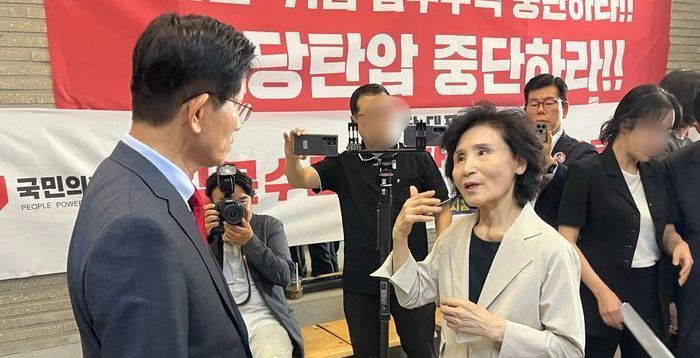 [현장] "안경을 좀 바꾸셔" 김문수 찾은 설난영, '잉꼬 부부' 사이의 잔소리