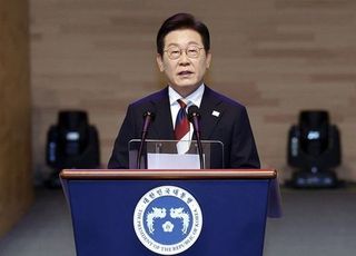 李 대통령 “위안부 합의, 국가적 약속…뒤집는 것 바람직하지 않아”