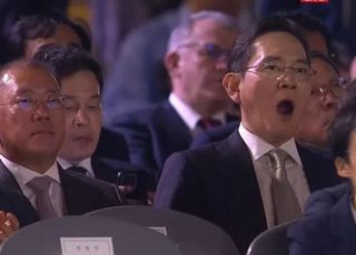 '웃품'…이재용 회장이 보여준 두 표정 [데스크 칼럼]