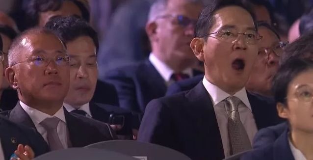 '웃품'…이재용 회장이 보여준 두 표정 [데스크 칼럼]