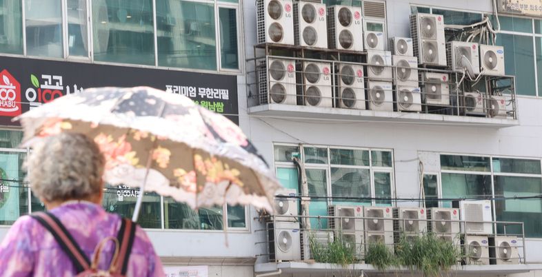 최고체감온도 35도·남부 곳곳 소나기...고온다습한 여름, 건조한 눈 [오늘 날씨]