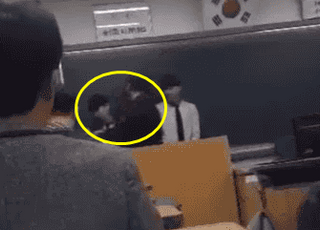 수업 30분 늦게 들어온 교사, 학생들 뺨을 무차별 강타 [영상]