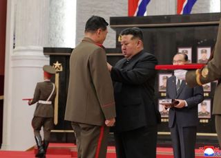 김정은 "우리 군대와 맞붙으면 무주고혼 신세"…러 파병군 표창