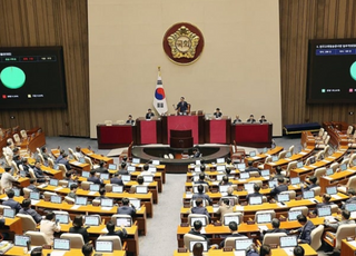 EBS법 본회의 통과…'방송 3법' 완성 당했다