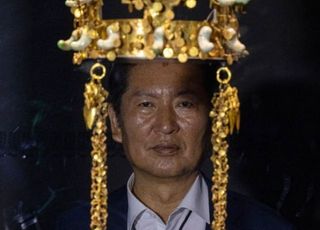"이재명이 우습냐" 왕관 쓴 정청래 사진 논란에 결국