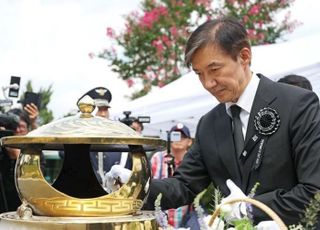 "자숙" "불편"…與, 조국 발언·행보에 '쓴소리' 분출