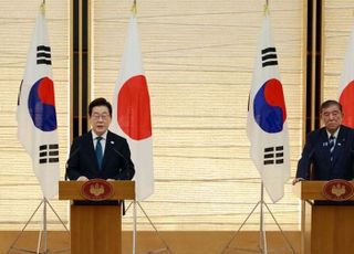 일본부터 간 李대통령…이시바 만나 '한일 셔틀외교 복원' 공식화
