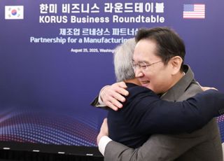 이재용·젠슨황 '뜨거운 포옹'…韓기업, 대규모 투자로 '제조업 르네상스' 연다