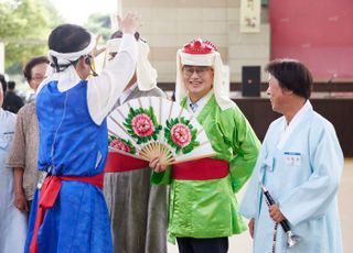 '깨끼춤' 춘 김동연, ‘양주별산대놀이’ 전통 잇는 청년 예술인 응원