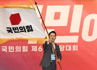 국민의힘 사령탑 된 장동혁…함께 고개드는 '강경파 지도부' 우려