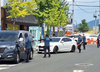 경찰 보고 '멈칫'…불심검문했더니 100억대 불법 도박사이트 수배자