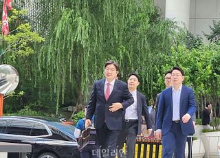 '정치자금법 위반 피의자 신분' 권성동, 김건희 특검 사무실 출석