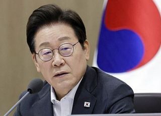 '경기도 법카유용' 전 경기지사 비서실장, 첫 재판서 "李대통령 증인 신청"