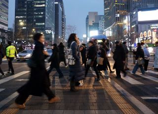 여자가 남자보다 29% 덜 받는다…임금격차 OECD 최대