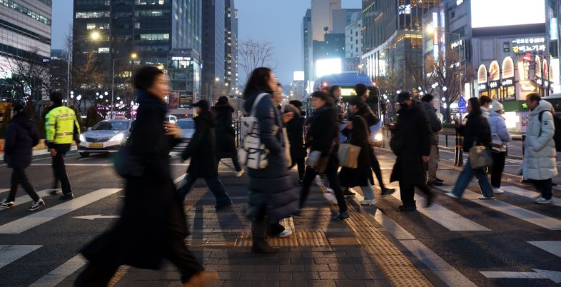여자가 남자보다 29% 덜 받는다…임금격차 OECD 최대