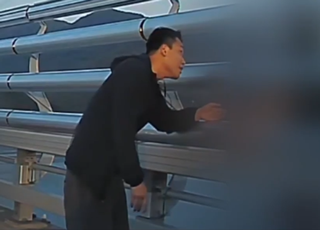 "오늘 힘드셨나요" 다리 난간에 매달린 女 구조한 남성의 정체