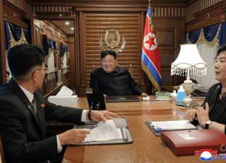 [속보] 북 "김정은 탄 中전승절 행사 전용열차, 2일 새벽 국경 통과"