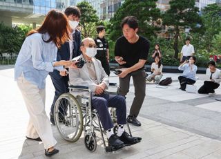 [속보] '김건희 목걸이 선물' 이봉관 서희건설 회장 특검 출석