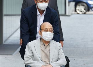 이봉관 서희건설 회장, 휠체어 타고 특검 출석