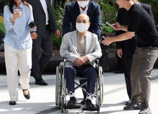 이봉관 서희건설 회장, 김건희 특검 소환조사 출석