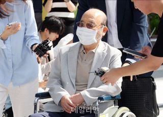 '김건희 목걸이 선물' 이봉관 서희건설 회장 특검팀 출석