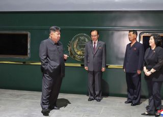 [속보] 김정은 탑승 추정 전용열차, 베이징역 인근 도착