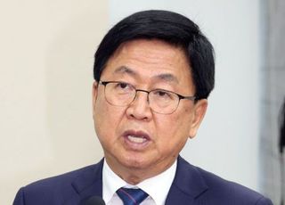 최교진 "성적 떨어져 우는 여학생 따귀 때렸다" 논란