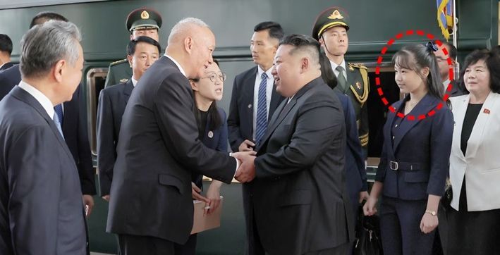 中 베이징 방문 김정은, 그 뒤엔 딸 김주애… 후계자 공식화