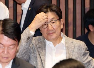 얼굴 긁적이는 권성동 국민의힘 의원