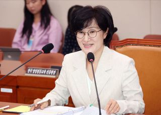 질의에 답변하는 원민경 여성가족부 장관 후보자