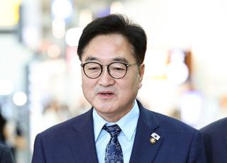 우원식 국회의장, 북한 김정은 위원장과 열병식 참관 전 '수인사'
