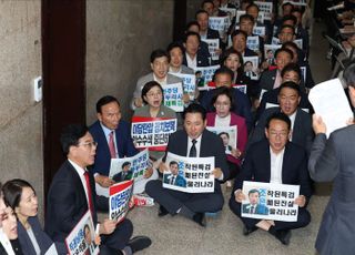 온몸으로 특검 막아낸 국민의힘…강대강 대치 속 무기한 농성