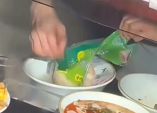 비닐째 끓인 물만두 파는 식당…배달기사도 "난 안 먹는다"