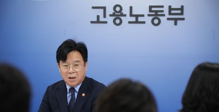 “고용이 먼저냐 노동이 먼저냐” [기자수첩-정책경제]