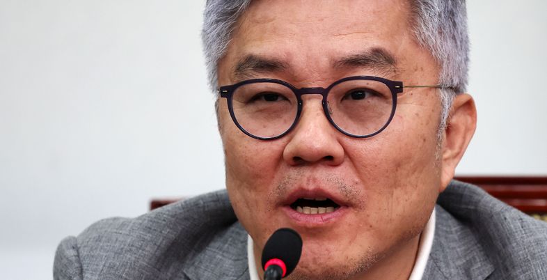 與, '성비위 2차 가해' 논란 최강욱…당원 자격정지 1년 중징계