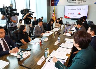 미국 측과 머리 맞댄 장동혁 "노봉법 우려 이미 현실로…작은 희망 갖고 암참 방문"